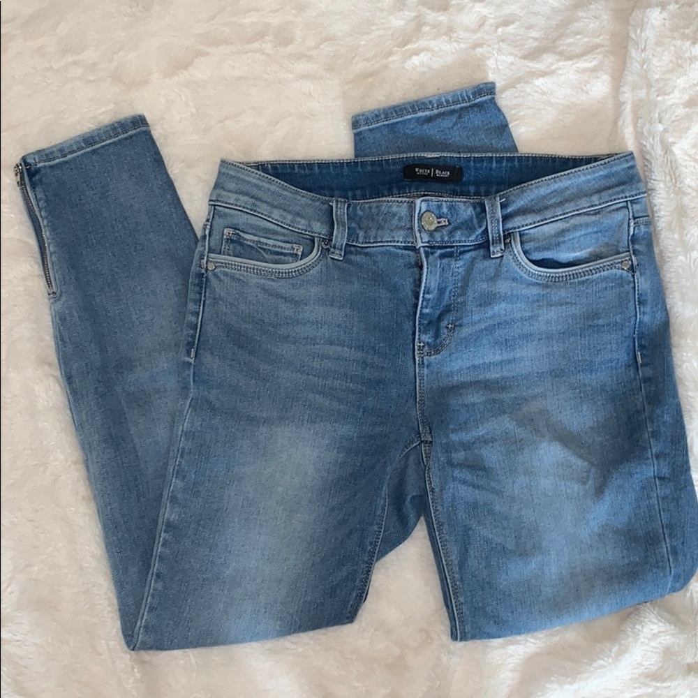 White House Black Market Cropped Jeans size 2!